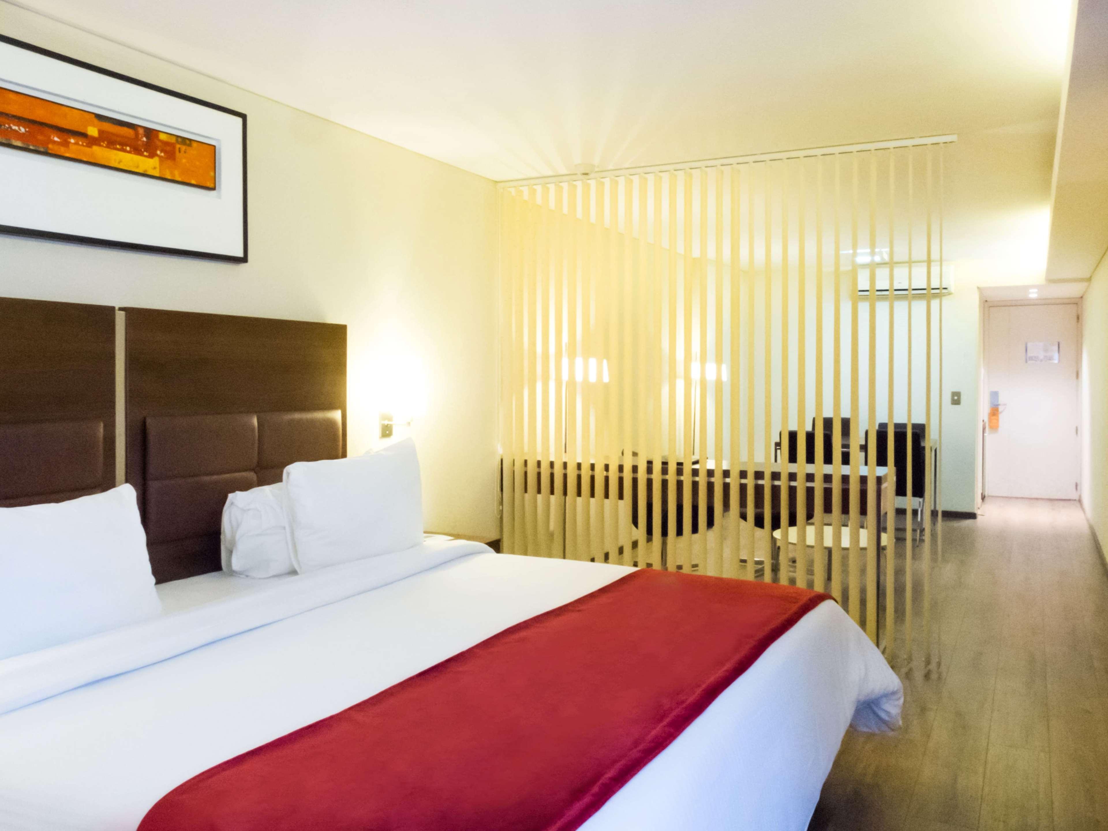 Howard Johnson La Canada Hotel & Suites コルドバ エクステリア 写真